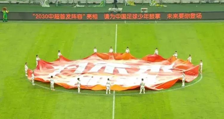 全*运民**动热潮下，这群绿茵场上的青少年，踢出了未来