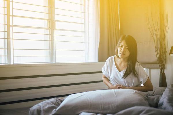 月经血颜色与动脉血的相同，若出现略微暗红色，也不必过于紧张