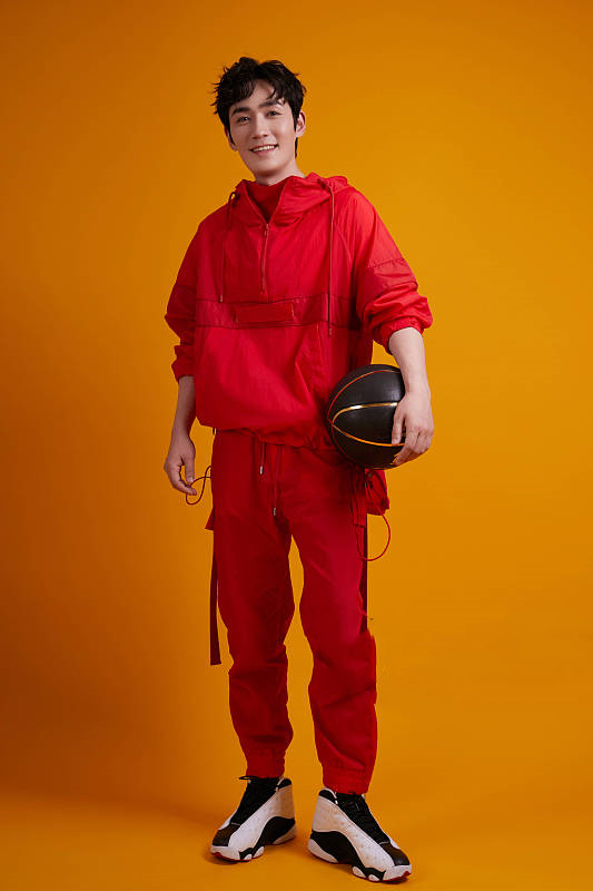 AJ鞋让众多明星转身当“潮男”！女星穿了比男性还man，醉了