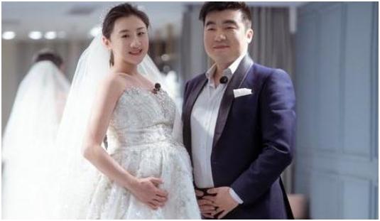 身怀六甲不容易！奥运冠军孕期锻炼扭到腰，制片人老公一旁显冷落