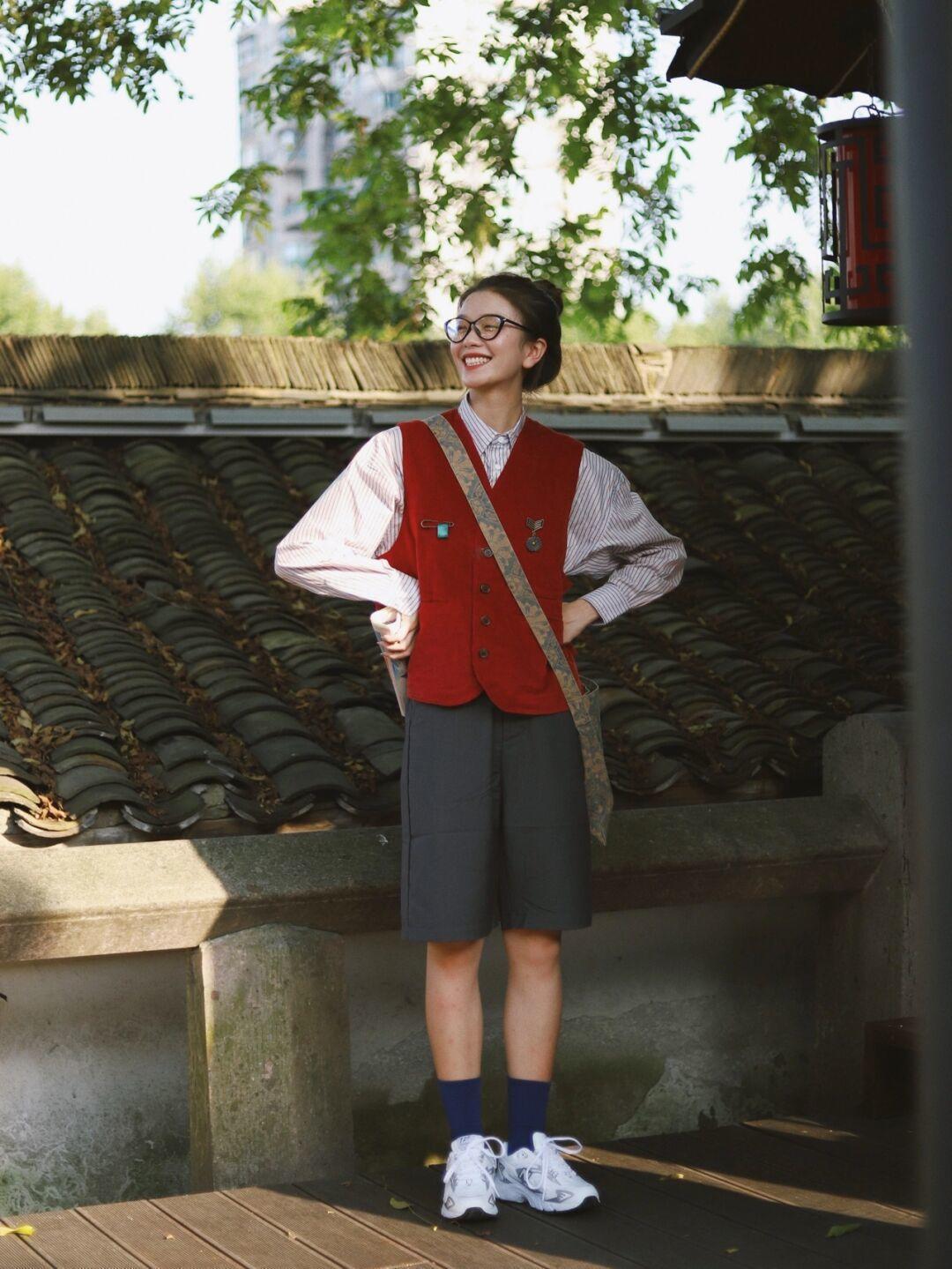 马甲衬衫叠穿搭配什么裤子,衬衫搭配马甲怎么穿才好看