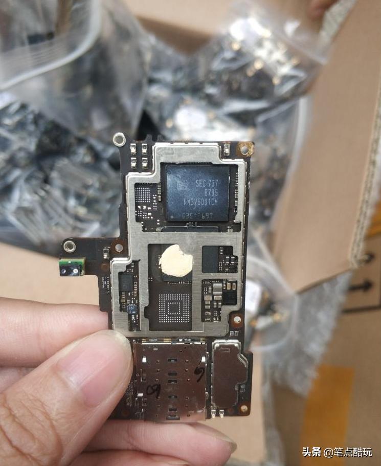 手机进水之后摄像头模糊,手机进水了摄像头起雾了怎么处理