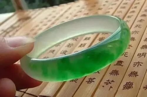 假翡翠对翡翠市场公信力的伤害,真翡翠比假翡翠好在哪