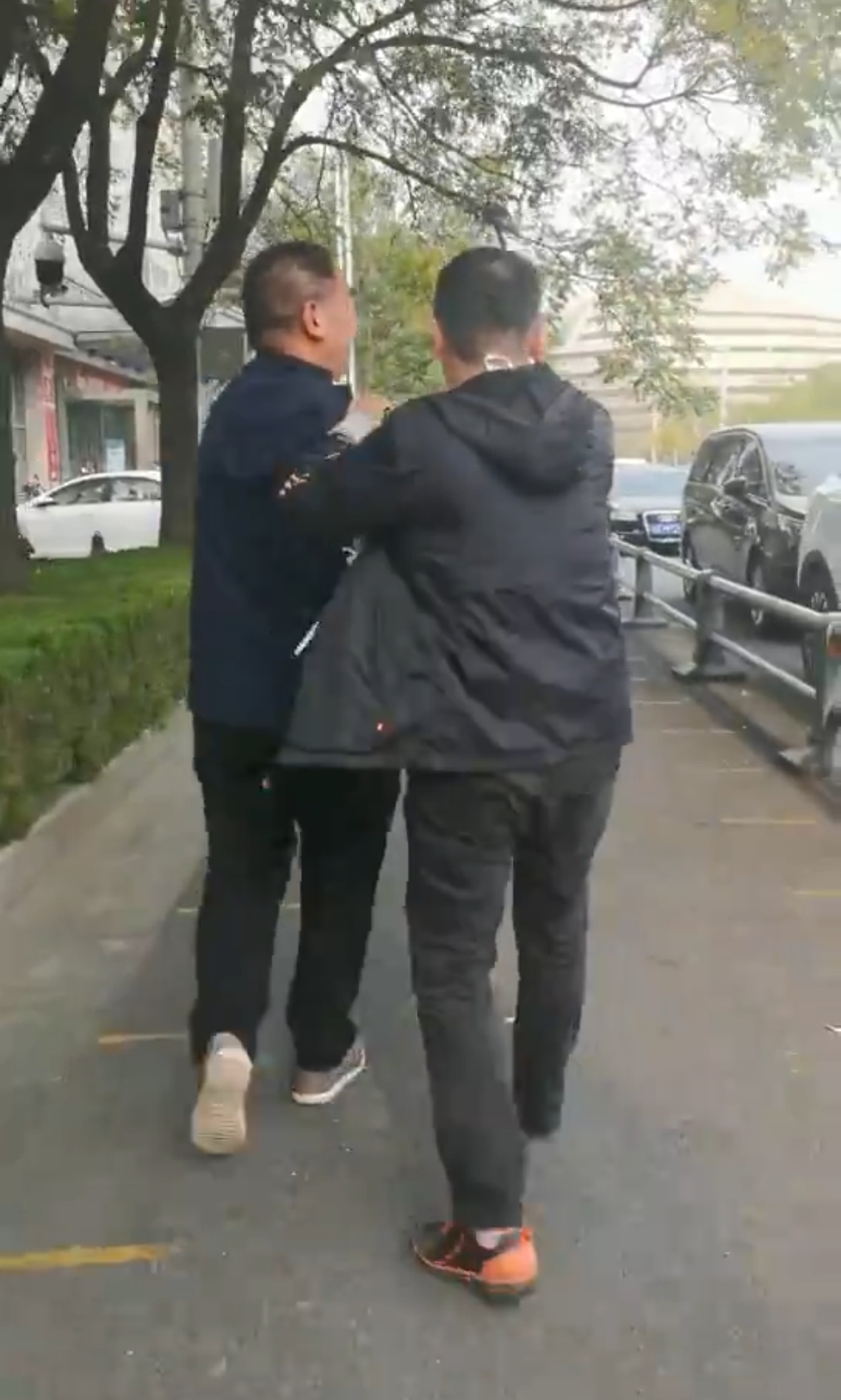 河南记者采访被殴打事件,记者采访中受伤视频后续