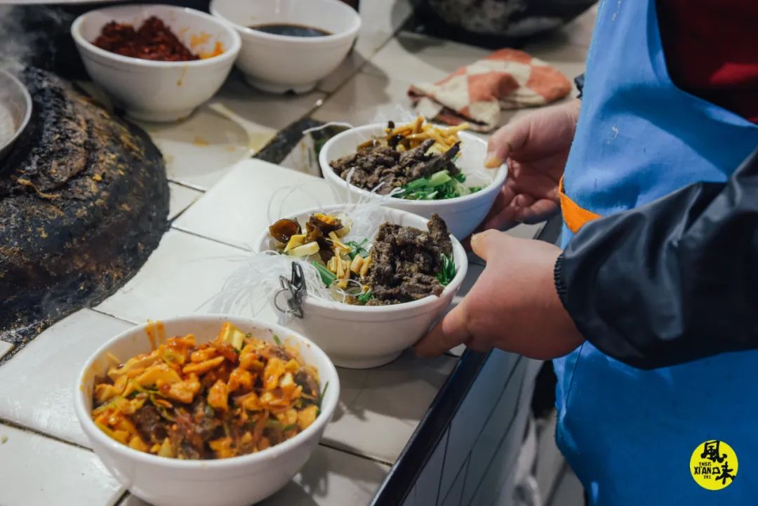 西安吃泡馍的真实视频,西安云片泡馍做法