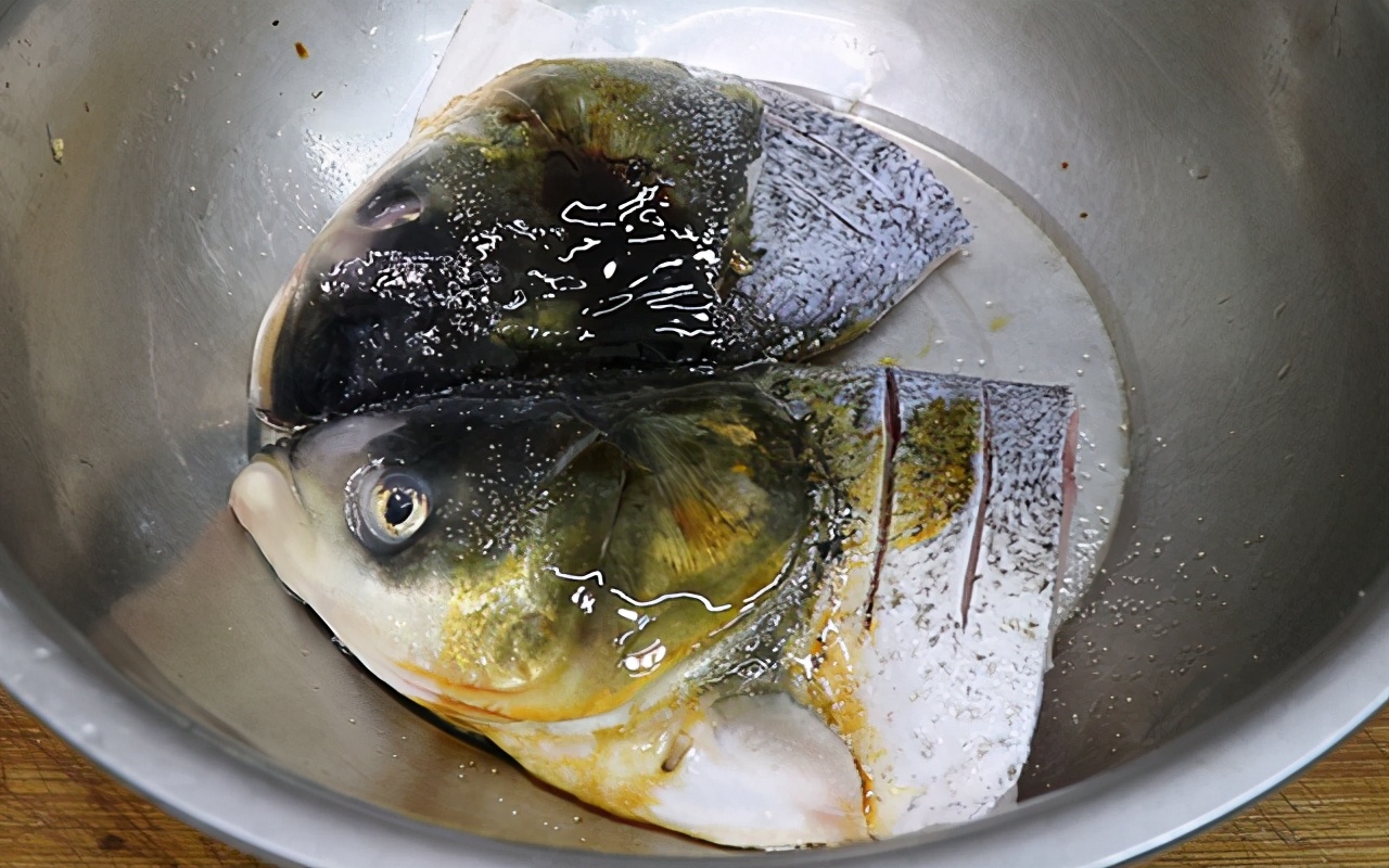 鱼头不煎做汤的家常做法,鱼头这样做鲜嫩多汁又入味