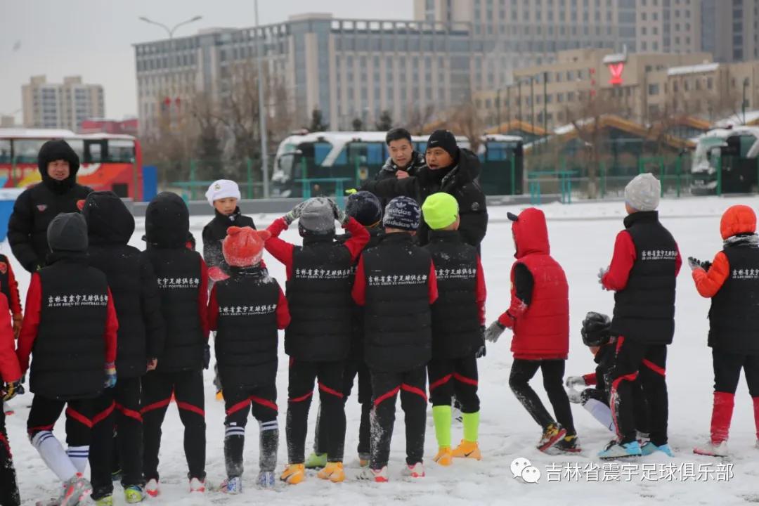 雪地快乐踢球,冰天雪地足球