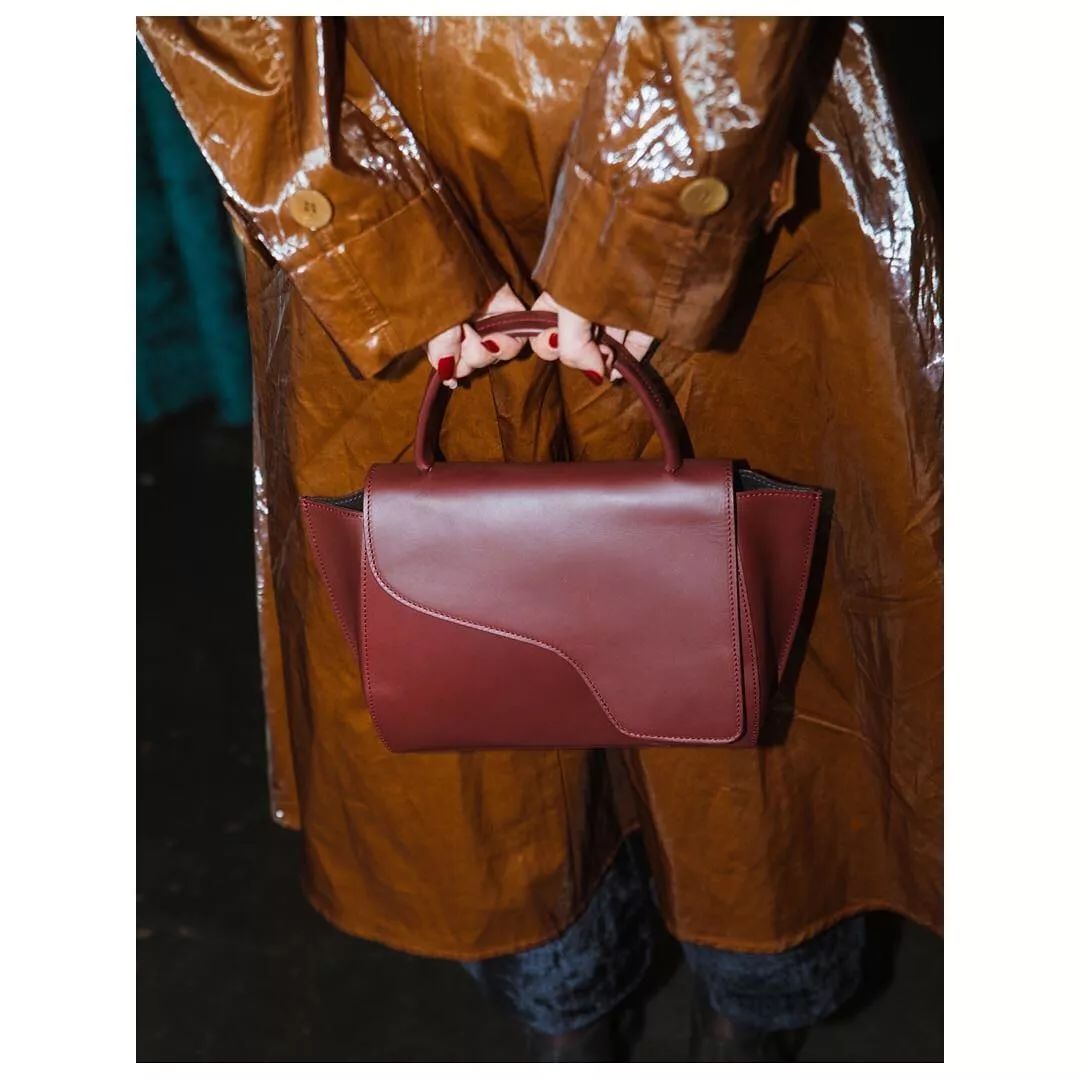 春天适合什么颜色包包,春天背什么颜色的包包