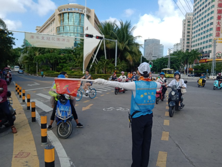 做交通协管员一天13个小时的酸甜苦辣