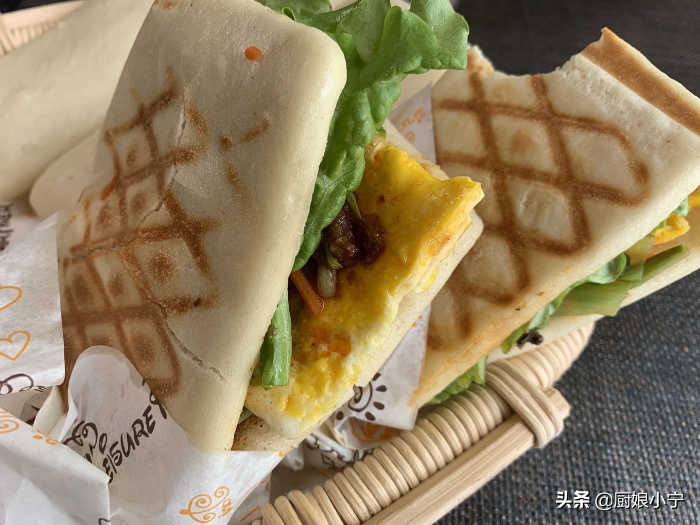 成都适合摆地摊的小吃火爆生意,摆地摊做小吃火爆视频