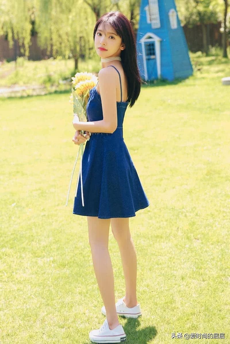 章若楠白色波点长裙清纯粉嫩,章若楠一身休闲装搭配清新甜美