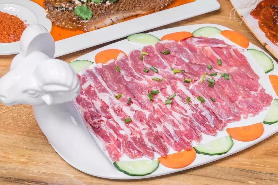 排到凌晨2点！曝光魔都这家「牛排火锅」，1折吃垮老板！