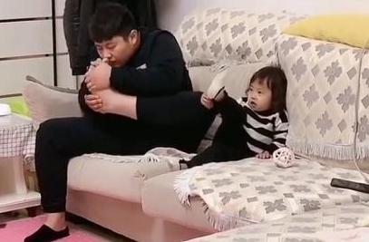 “平时没少干”,奶爸带着闺女闻臭脚丫,因动作太熟练被网友调侃