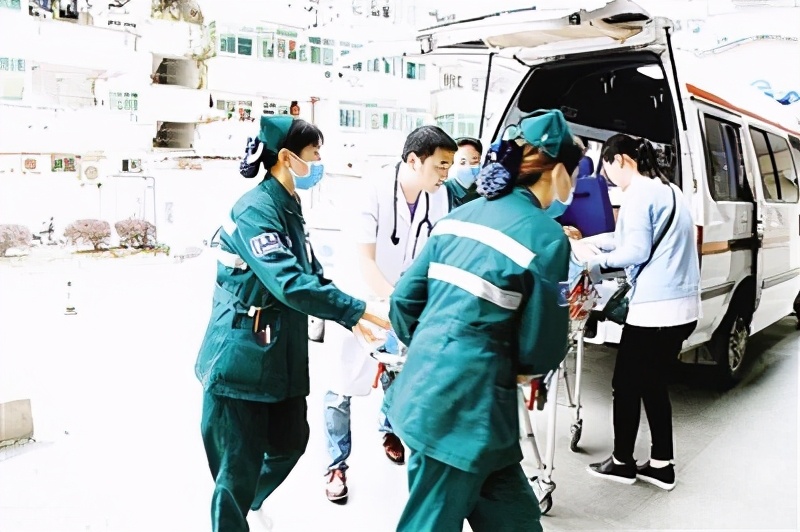 争分夺秒救治患者,争分夺秒挽救患者生命