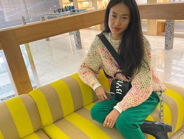 陈冠希罕见晒一家三口全家福,陈冠希颜值回春与粉丝亲密合照