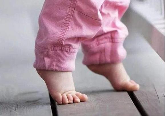 冬天小孩不愿穿袜子怎么办,孩子不愿意穿袜子是怎么回事