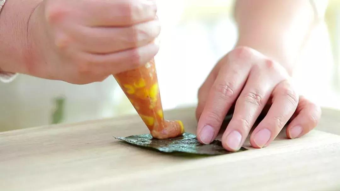 不炸不炒用锡纸烧出来的美味,最简单的做法搅一搅煎一煎