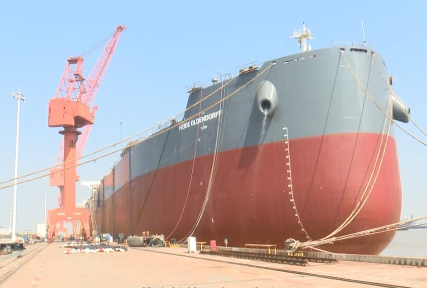 长江镇江段大型海轮,又一艘国产大型邮轮开始总装