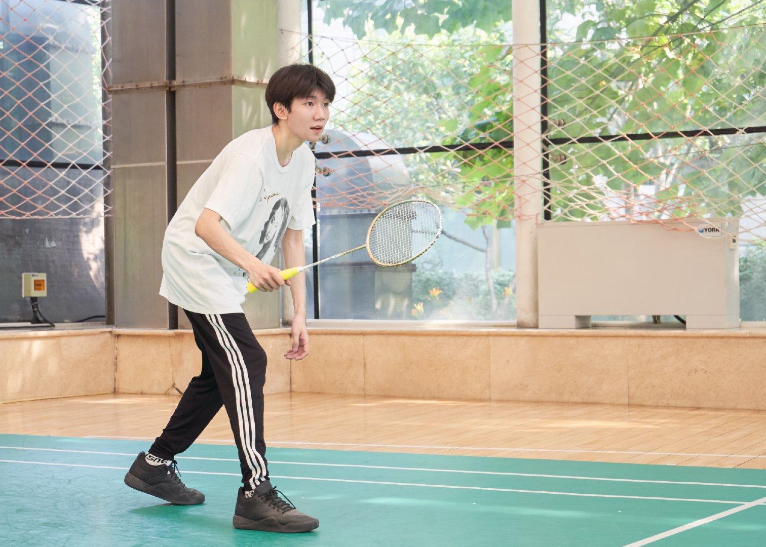 王源现身体育馆打羽毛球,偶遇王源打羽毛球