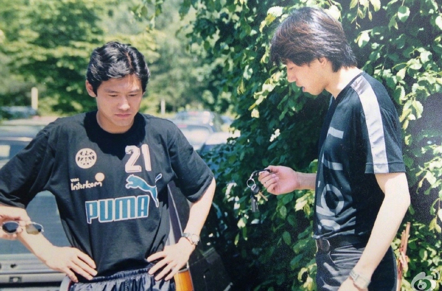 前国脚到中国足球小将训练场，球迷：裤兜揣着中华烟，你品你细品