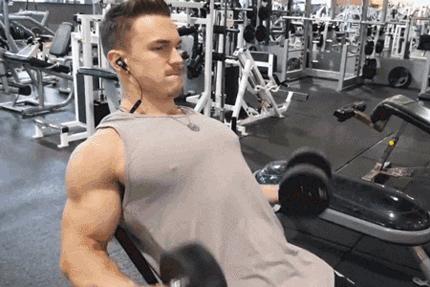 手臂粗壮肌肉训练,怎样练手臂才能使手臂肌肉明显