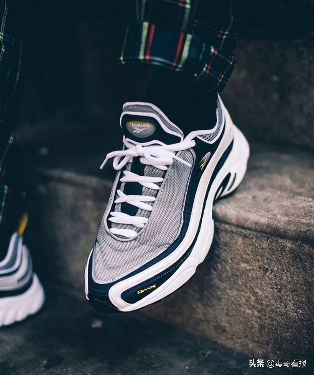 reebok什么意思啊,为什么reebok两个标志