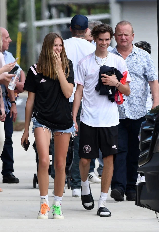 贝克汉姆二公子18岁女友不低调！穿镂空黑裙闪耀亮相，不输准大嫂