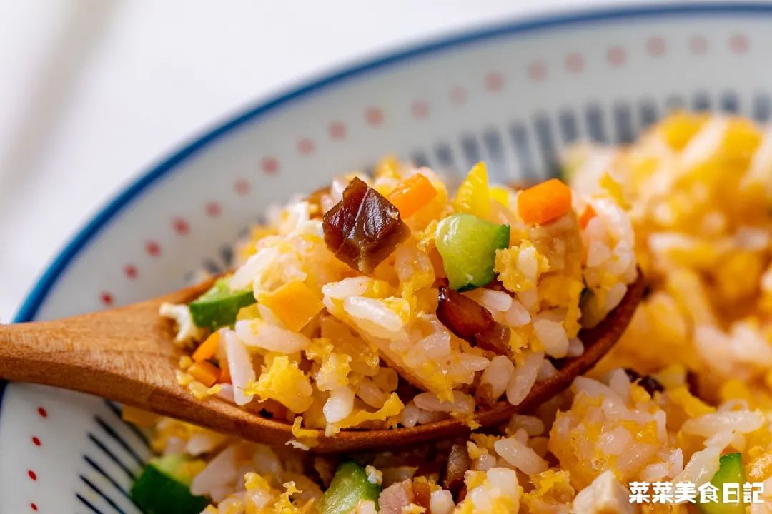 上班族午饭微波炉加热,微波炉解决一日三餐