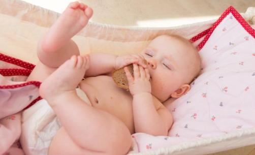 满3个月的宝宝有哪些表现,满三个月婴儿发育标准