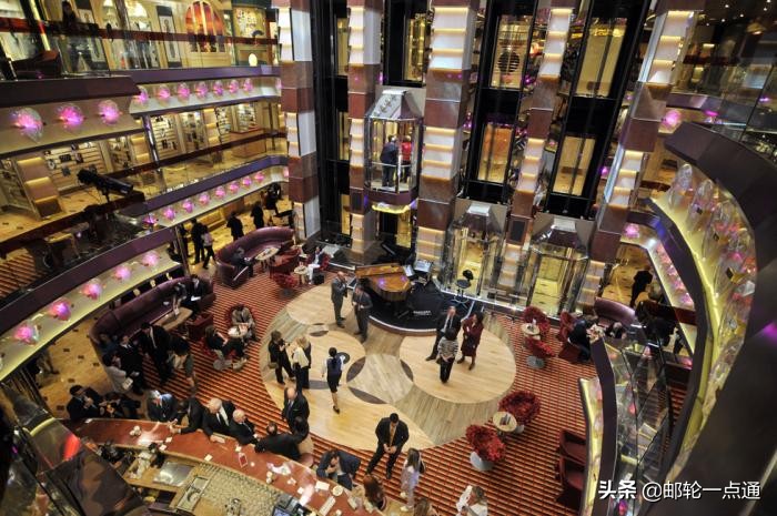 歌诗达威尼斯号邮轮夜景视频,亚洲最大邮轮歌诗达威尼斯号