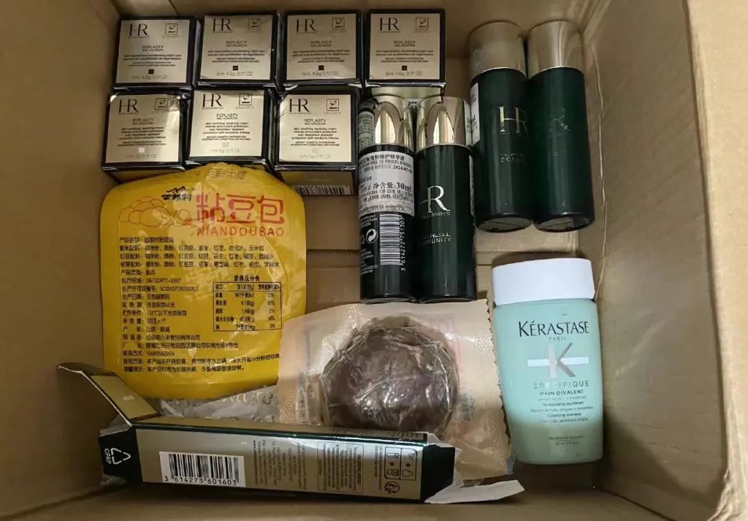 花5000买的赫莲娜贵妇霜，收到2个东北粘豆包？