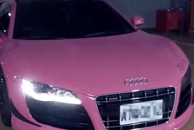 路边看见奥迪r8真帅,路人看到奥迪r8