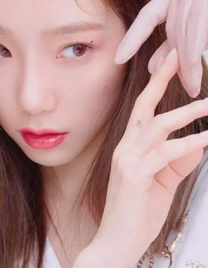 奚梦瑶穿miumiu黑钻吊带裙,158和178情侣穿搭