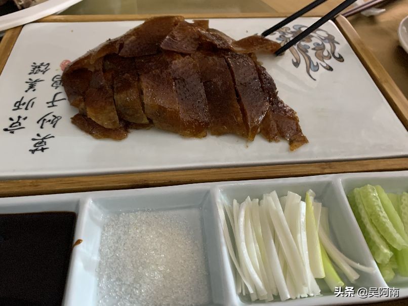 土豪请客吃饭300元,土豪一桌宴席500万