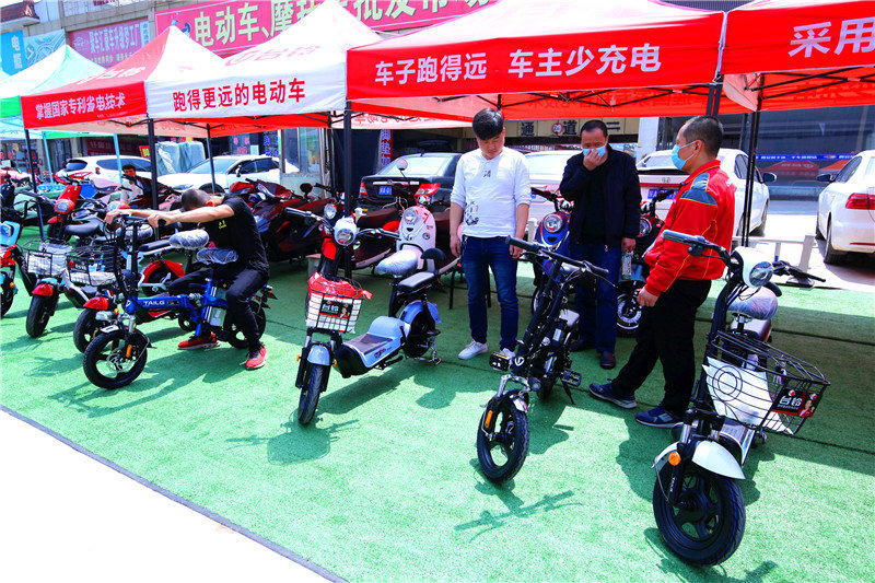 为了带老伴出去游玩方便两千多买了一辆两轮电动车