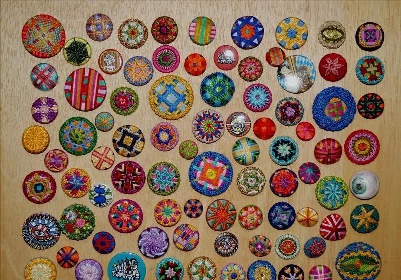 一个圆周边加一点装饰,用彩线做简单的小装饰