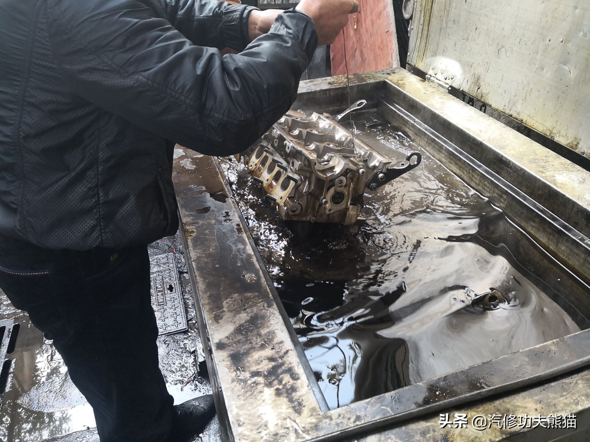 16款奥迪a6l2.5自吸发动机漏油,奥迪a6l2.4免拆烧机油处理靠谱吗