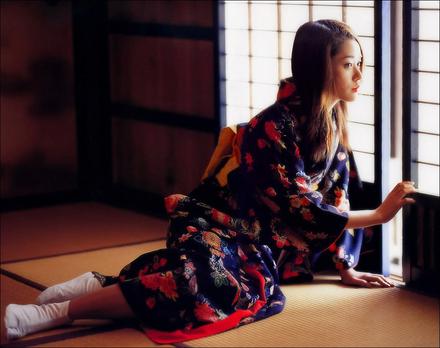 日本女性穿和服背后的枕头,日本和服背后的枕头是为了什么