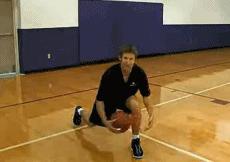 篮球过人技巧胯下运球还能这样玩,篮球胯下运球技巧教学小学生