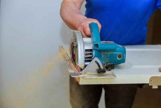 天地轴门扇与门框上下缝隙不一致,门扇靠墙门框和墙的缝隙留多大