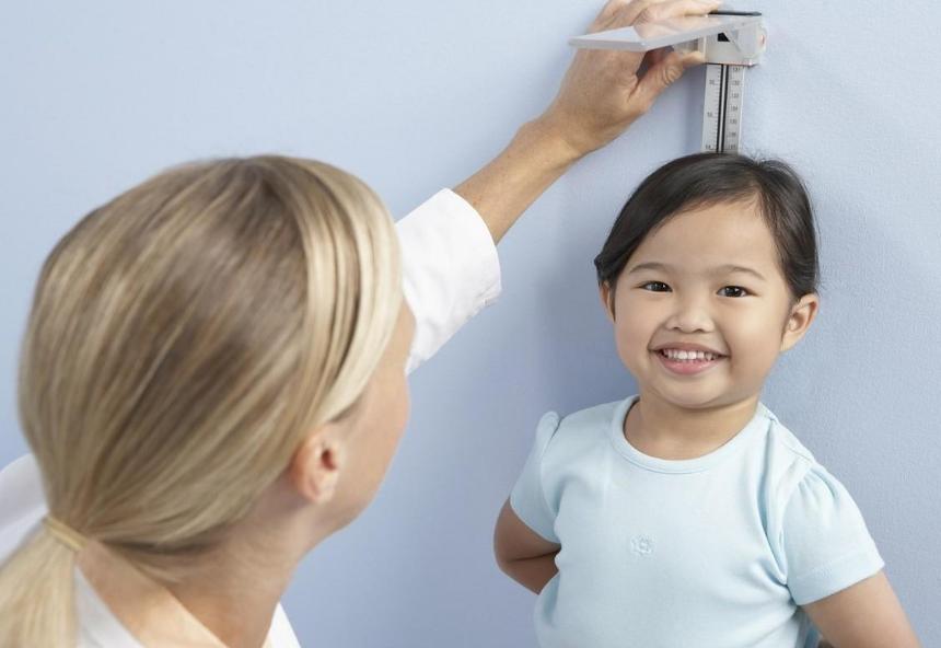 孩子个子矮但发育太快怎么办,小孩脚短说明个子不高