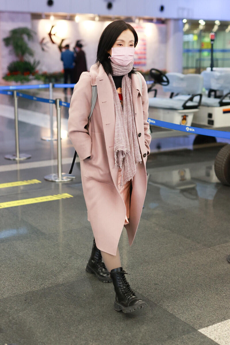 陶虹穿粉红裙很美,陶虹身穿流苏白裙气质十足