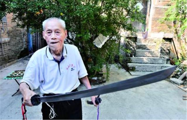 抗战时期缴获日本兵的照片,抗战老兵缴获日本军刀