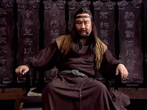 岳不群是怎样被打败的,岳不群的武功为何不如左冷禅呢