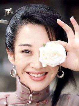 一家七口挤两个卧室,一家7口挤在一个大房子里