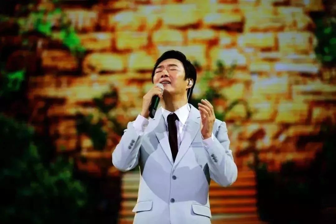 64岁费玉清告别歌坛，现场泪奔，万望珍重