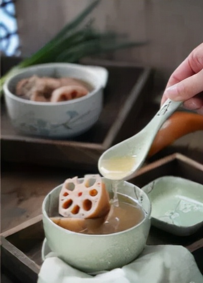 扇骨墨鱼板栗莲藕汤,莲藕墨鱼猪骨汤的功效