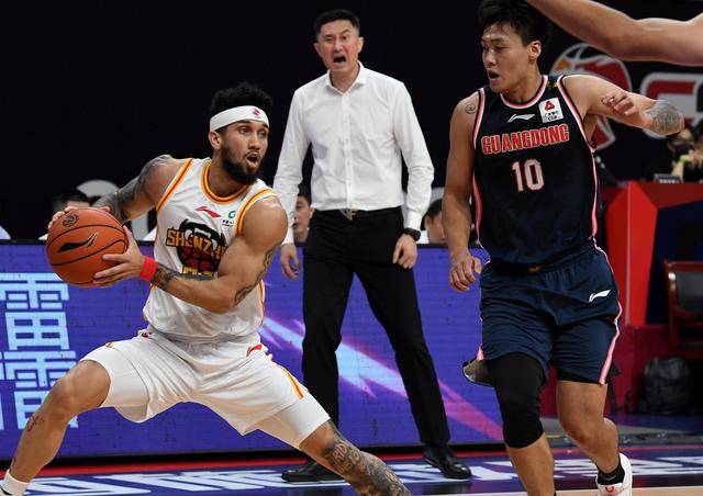 周鹏看易建联徐杰,易建联失误杜锋的态度