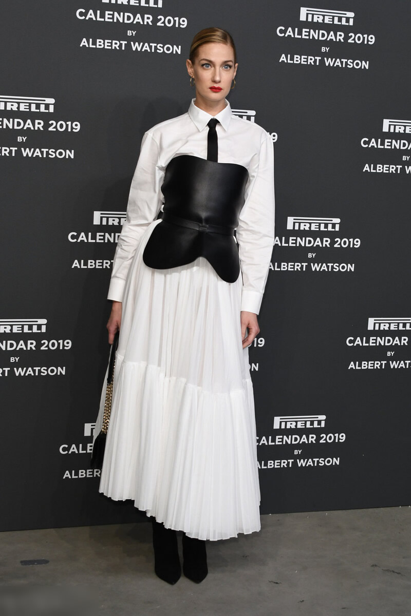 长款白衬衫咋穿美？沈梦辰张含韵伊能静都有心得，清爽时尚特别酷