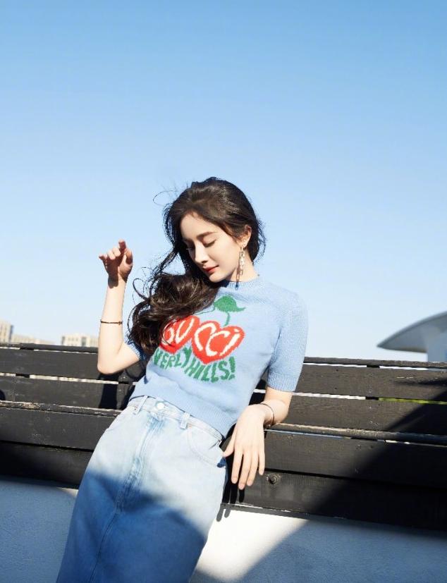 路人镜头下的杨幂腿细成这样,杨幂的腿虽细却不直